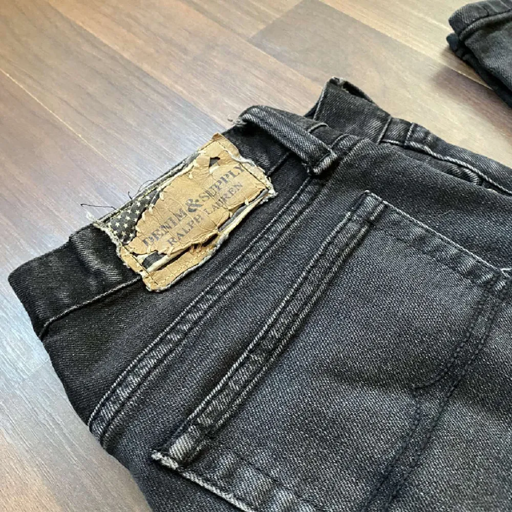 Ett par svarta Ralph Lauren jeans som passar utmärkt till den andra Ralph Lauren hoodien som vi har ute. Storlek: S, Nypris: 1099kr, Vårt pris: 399kr💫. Jeans & Byxor.