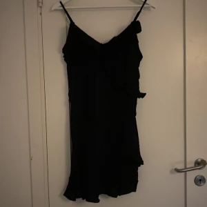 Klänning - Jätte fin klänning med volanger från HM🥰 klänningen passar perfekt till en helt vanlig sommardag men även till festliga tillfällen🤩 den är helt ny med prislappen kvar 