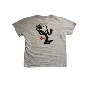 2000s stussy t-shirt - Tja! Säljer denna sjukt feta och vintage stussy t-shirten, tröjan är originellt en Medium men har krympts i tvätten så jag  skulle nu säga att den passar som en xs-s. Tröjan hade slitage vid armhålan men det har sytts men man kan se brodyren Bild 2.