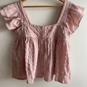 Volangtopp  - Söker denna topp från asos design i VIT. Kontakta gärna mig ifall om nk vill sälja. (Kan betala bra)