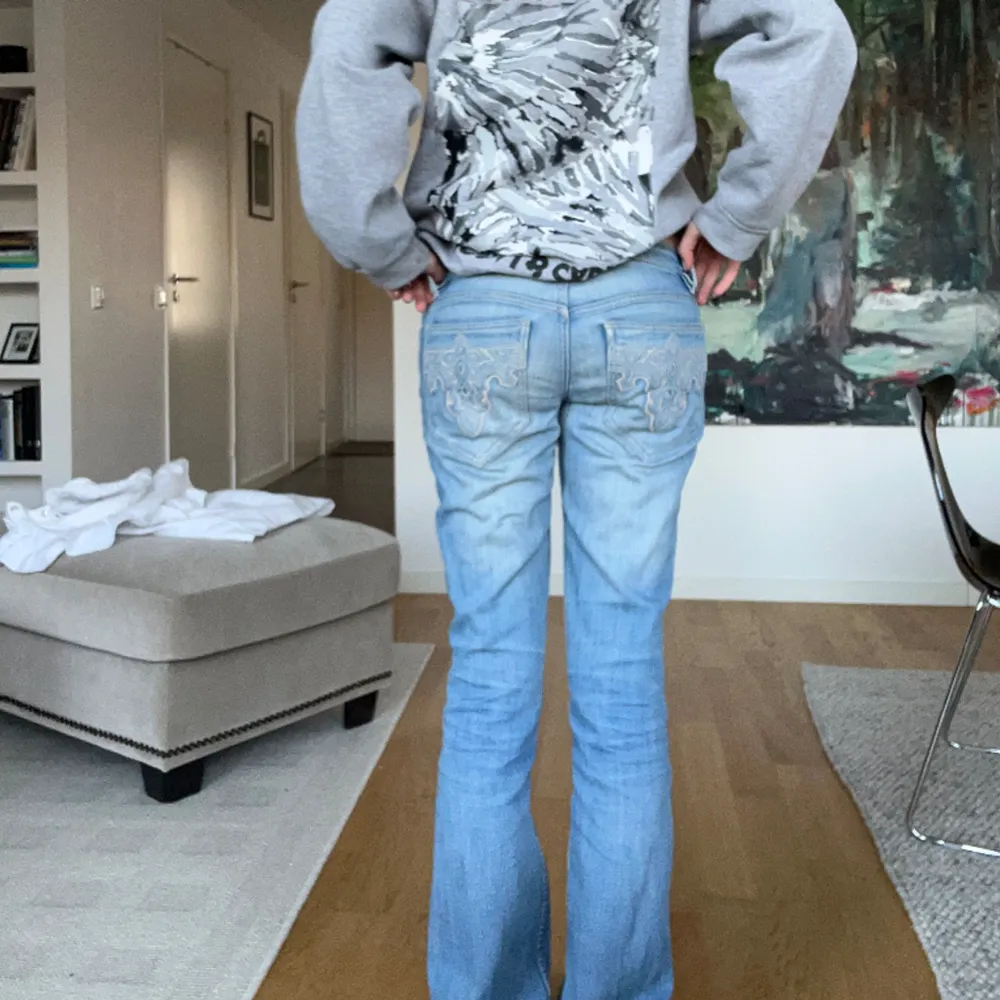  så coola Lågmidjade jeans med asnajs fickor!! Är 173 cm lång så de är väldigt långa😍😍. Jeans & Byxor.