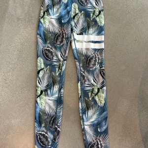 Träningsbyxor - Ett par jättefina stronger byxor i stolek XS. Sälj pågrund av att de inte kommer till andväning. Änvänt väldigt få gånger så är i nytt skick. Finns även en ficka vid ryggen för att ha värdesaker. 