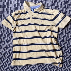 Gul tommyhilfiger pique tröja - Snygg tommy hilfiger tröja i nyskick. Bara använd ett få antal gånger. 