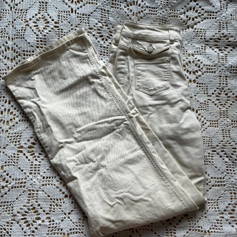 Creamvita wideleg jeans med beiga sömmar och coola fickor. Endast använda en gång.⛅️ 37cm tvärs över midjan 80cm innerbenslängd . Jeans & Byxor.