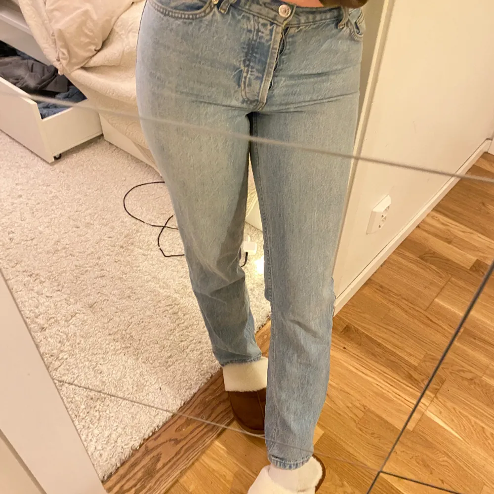 Skitsnygga mid/Low waist jeans från ASOS, säljer pågrund av att dom tyvär är för små för mig.  Storlek: 36. Jeans & Byxor.