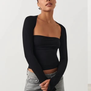 Gina top - Super fin top från Gina som inte kommer till användning, storlek S, har även fler färger, gå in och kolla min profil för att hitta de andra färgerna. Aldrig använd. Kan fraktas eller hämtas i Örebro. Skriv för riktigt bilder.