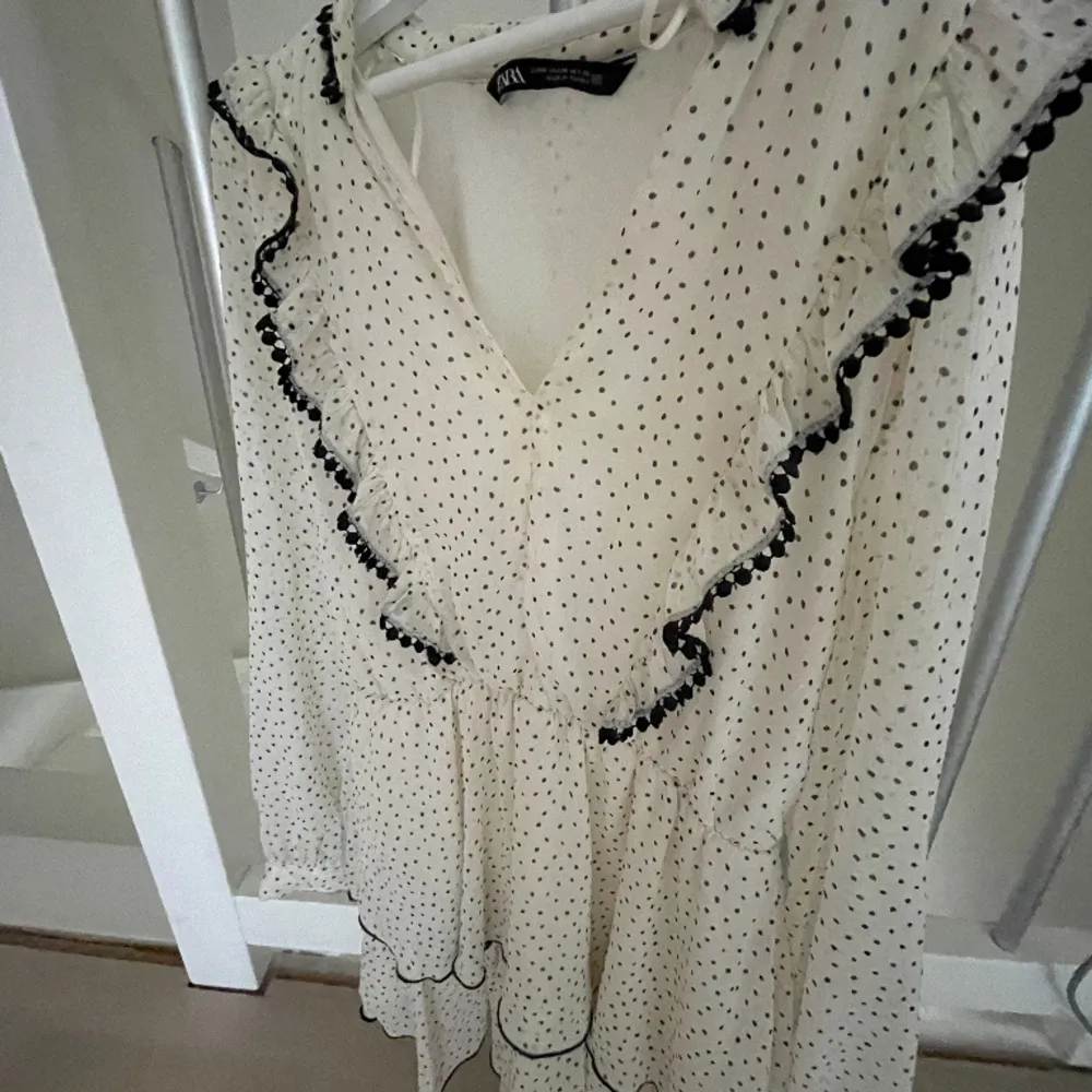 Säljer denna ur snygga klänning ifrån zara då den inte kommit till någon användning och därav är i nyskick! Vid frågor tveka inte på att kontakta mig 🩷. Klänningar.