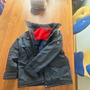 J.Lindeberg field jacket - Säljer denna jacka eftersom jag håller på att rensa min garderob, köpte den för 4000 har inga defekter, skriv om ni har frågor.