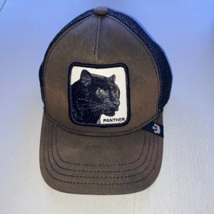 Gorin groose keps - Hej!! Vi säljer en gorin broos keps. Kepsen är solblekt men det gör den mycket snyggare om man gemför med en nyskick. Passar alla. Nypris:400kr 