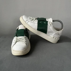 Valentino skor  - Tja! Säljer dessa schyssta valentino skor i storlek 37, vill få sålt dem snabbt så först till kvarn, skick 8/10 för fler frågor eller funderingar är det bara att höra av sig mvh Jonte 