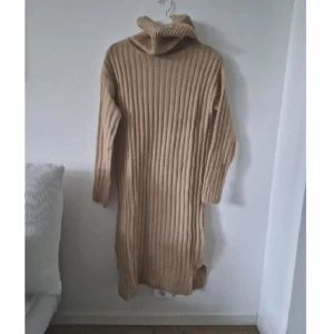 Beige klänning  - Beige stickad klänning. Mjuk, följsam o bekväm. Size M.
