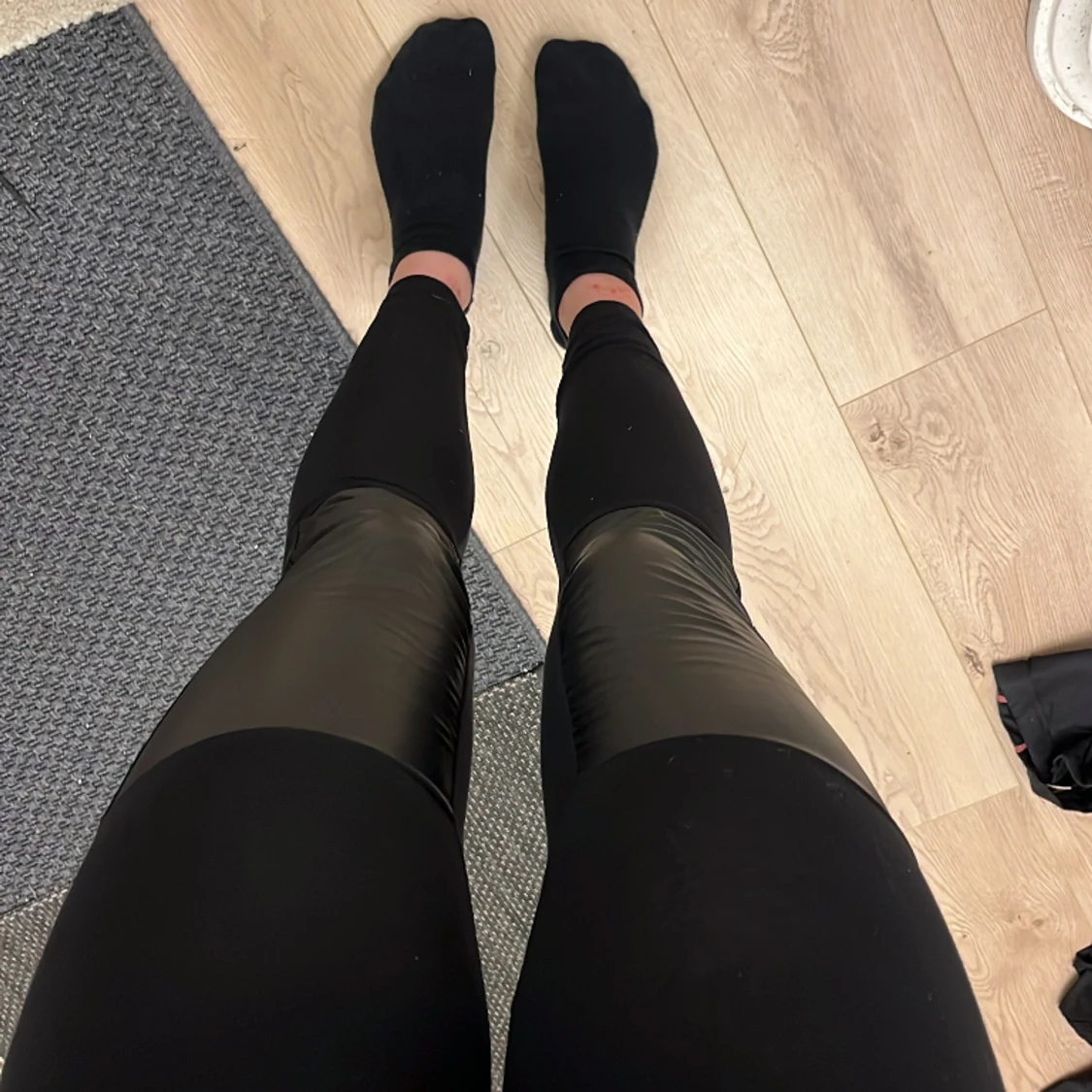 Tights med läderdetaljer 