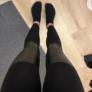 Tights med läderdetaljer  - Tights med ”läder” detaljer på knäna. Aldrig använda! Det är barnstorlek 158/164, men passar perfekt till storlek S!