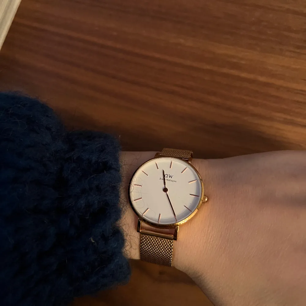 EN TIDLÖS KLASSIKER Petite Melrose har en äggskalsvit urtavla och ett elegant armband i roséguld. En klocka som gör underverk för din vardagsoutfit. NYSKICK! Kommer med tillhörande original box.   Mått: 32 mm  Nypris 1899:- Mitt pris 500 kr. Accessoarer.