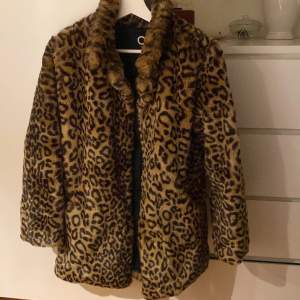 Säljer denna trendiga leopard jacka, inte så varm så super bra till våren. Inga defekter, som ny skick. Storlek xs men sitter som s/m