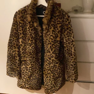 Leopard jacka  - Säljer denna trendiga leopard jacka, inte så varm så super bra till våren. Inga defekter, som ny skick. Storlek xs men sitter som s/m