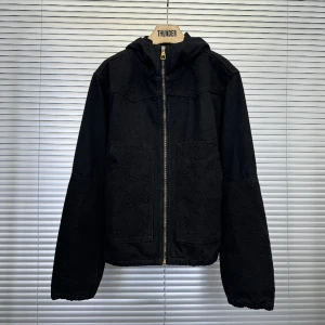 Louis Vuitton Denim Jacka - - Skick 9.5/10 - Storlek M - Brutal jacka som garanterat drar till sig blickar 🔥 - Nypris 23.000 kr - Mitt pris 4999 kr 🔥