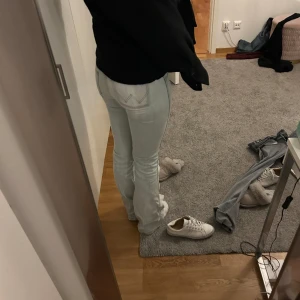 Ljus blå bootcut jeans mid waist - Perfekta t sommaren Xs/s passar nån some 165/175 