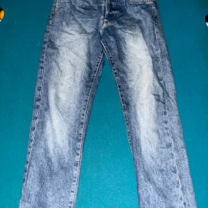 Straight fit jeans - Säljer dessa straight fit jeans, ingen aning om vilket märke, inte använda på ett bra tag. Inga defekter! Passar någon runt 175cm. Skriv om ni vill ha fler bilder när de sitter på!