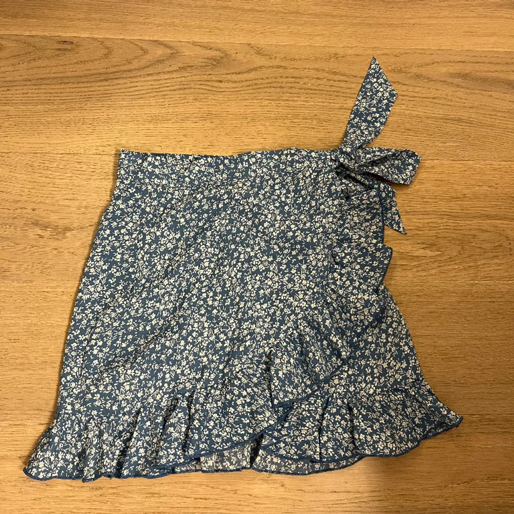 Gullig kjol från shein, perfekt till sommaren med luftigt tyg! Pris kan diskuteras. Kjolar.