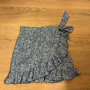 Gullig kjol från shein, perfekt till sommaren med luftigt tyg! Pris kan diskuteras