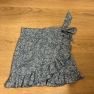 Gullig kjol från shein, perfekt till sommaren med luftigt tyg! Pris kan diskuteras