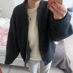 Bomber jacka  - Jättefin mörkblå bomberjacka från zara som är helt slutsåld! Den har en väldigt liten defekt vid nacken men det är inget man tänker på eller ser när man har på sig den💗