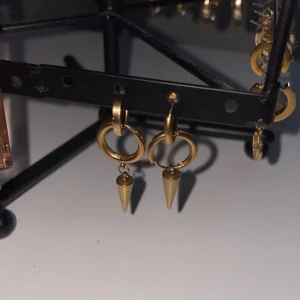 Guld örhängen  - 1 par guld örhängen aldrig använt som sagt paret kostar 90kr