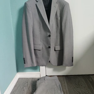 Grå Lindbergh kostym, slim fit, stl 46 - Kostymen har använts två gånger och är inköpt för cirka 3 år sedan. Den är som ny. 