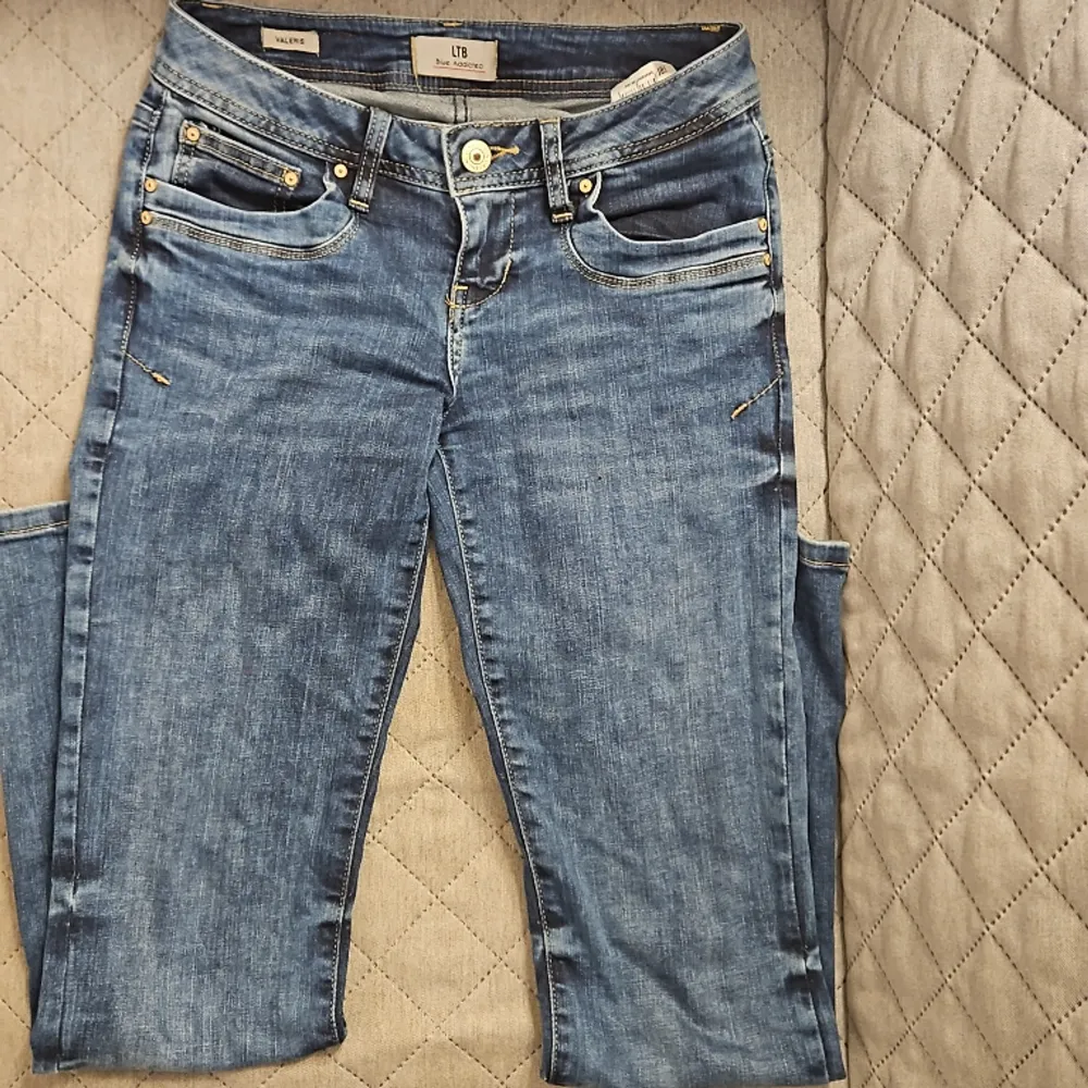 Blå ltb jeans, valerie, i storlek 26/30💙köpta för ca 1 år sen, men är bara använda ett antal ggr då de inte passar mig💖är 160 cm och de är lite för korta💕köpta för 699kr💘. Jeans & Byxor.