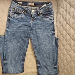 Blå ltb jeans, valerie, i storlek 26/30💙köpta för ca 1 år sen, men är bara använda ett antal ggr då de inte passar mig💖är 160 cm och de är lite för korta💕köpta för 699kr💘