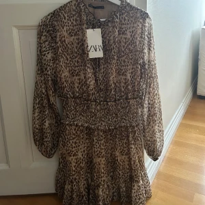 Zara klänning  - Säljer min zara klänning med prislapp på då den aldrig kommit till användning.  Hör av dig om flera bilder eller om du har några frågor💕