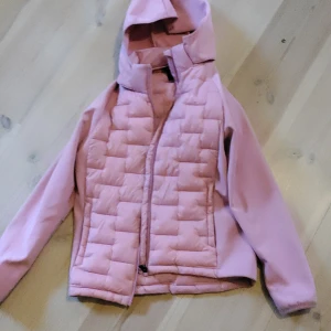 Fin ljusrosa Everest jacka - Säljer en fin dun jacka från everest 