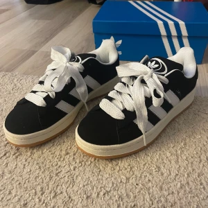 Adidas campus 00s Svarta - Svarta Adidas campus 00s storlek 38. Skorna är köpta här på plick och är osäker på ifall dom är äkta där av priset!