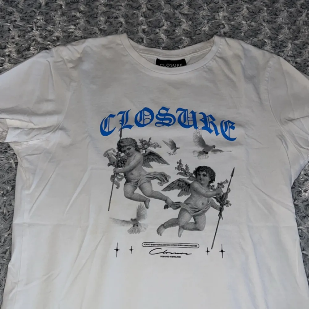 Säljer closure tshirt med fett tryck på framsidan i storlek M  Använt ett par gånger men är nästan som ny . T-shirts.