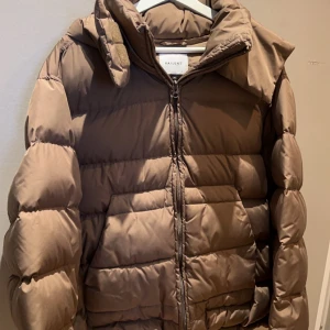 Vailent brun dunnjacka puffer - Riktigt fett dunnjacka från Vailent tyvärr e den lite förstor för mig, har inte använt den många gånger så den är i bra skick  Storlek: M