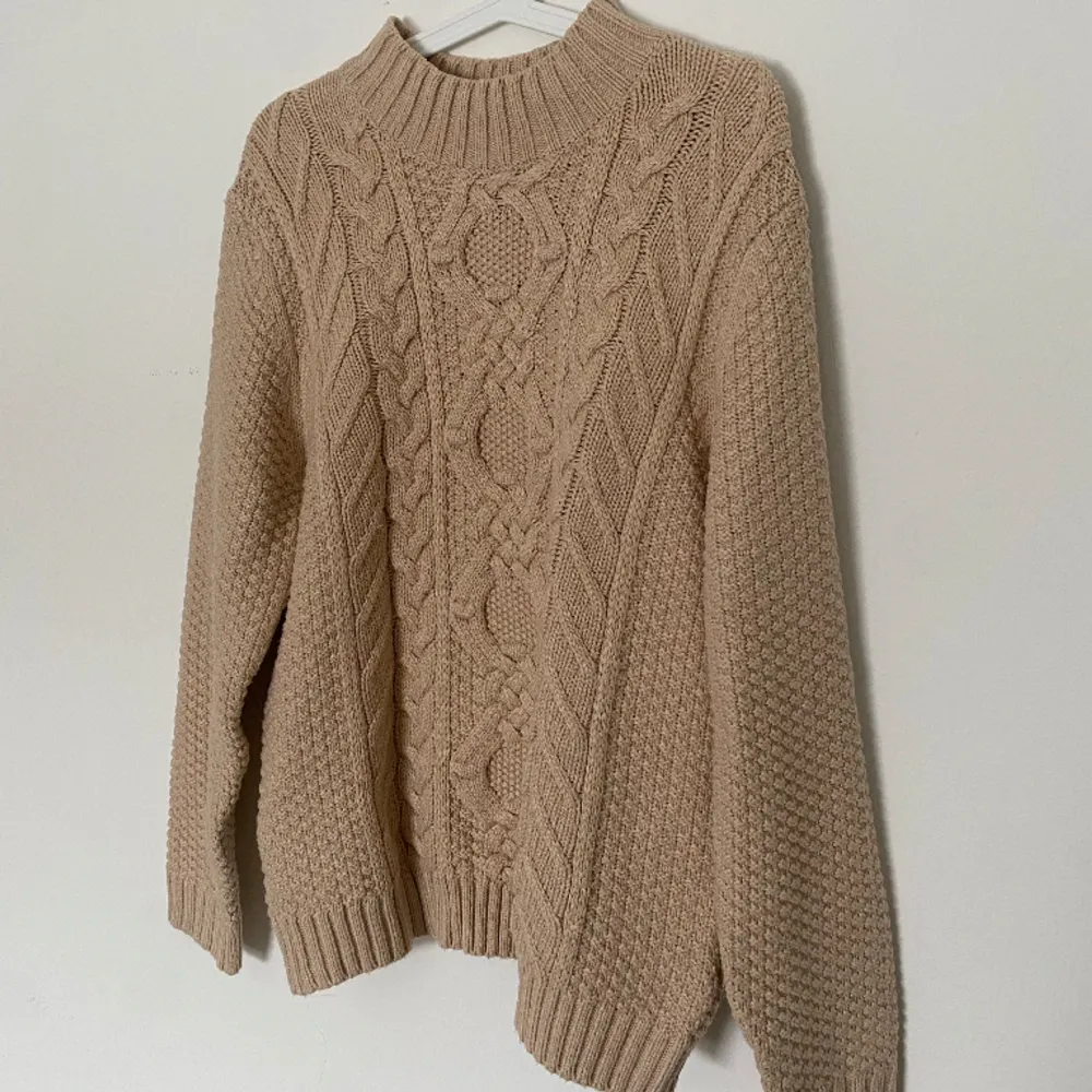 Beige/Ljus brun stickad tröja. Väldigt fin☺️ Säljer två till i samma modell, fast i blå och vit.. Tröjor & Koftor.