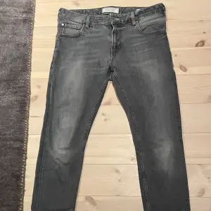 Hej säljer nu mina Scotch & soda jeans dem är väl omhändertagna och har knappt några tecken på användning dem är i storlek 30 och de är en slim modell 