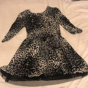 Kortarmad gråsvart leopardklänning, använd fåtal gånger 