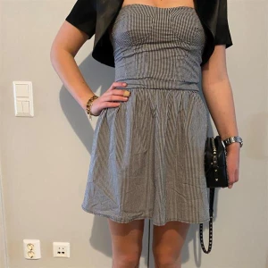 Grå Klänning  - Spana även in våra andra plagg och spara på fraktkostnader. Alla plagg är självklart tvättade och fräscha! Alla produkter kan skickas eller hämtas i Stockholm.   Vid ytterligare frågor tveka ej att skriva!