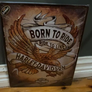 Harley davidson tavla  - En jätte cool harley davidson tavla som är fortfarande i plastförpackningen kom ej ihåg vart jag köpte den tyvärr men den är cool och gjord i metall❤️