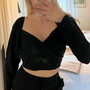 Svart topp  - Svart topp från nakd i en kortare modell och puffärmar!🖤 helt oanvänd 