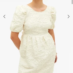 Vit Klänning - Supersöt studentklänning från Monki helt oanvänd med prislapp kvar! Köpte för 500kr men säljer för 150kr!