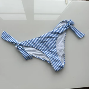 Bikiniunderdel - Fin bikiniunderdel från bikbok som endast är använd enstaka gång. 