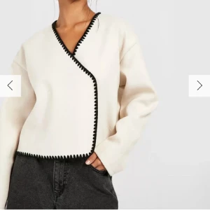 Boohoo jacka - Säljer denna super fina och oanvända jackan då den aldrig kommit till användning 💕helt ny med prislapp kvar från boohoo. Nypris 630 mitt pris 350 