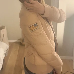 Vår jacka - GULLIGASTE vår jackan som passar till så många tillfällen. Jätte sött att tillägga lite färg som inte sticker ut allt för mycket! 💗💗💗💗💗💗💗