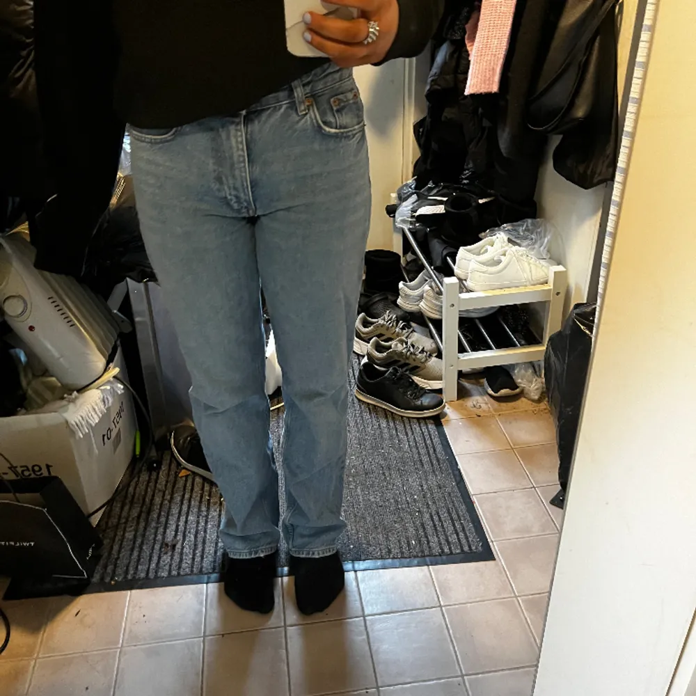 ett par jätte fina blåa zara jeans midwaist, raka. köpt här på plick men säljer för dom inte kommer till användning❤️ jätte bra skick🥰kontakta för mer frågor/bilder🫶. Jeans & Byxor.