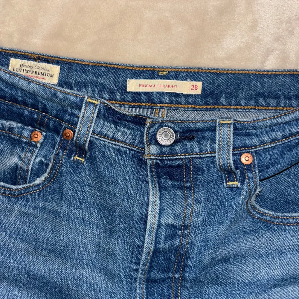 Snygga Levi's jeans i modellen Ribcage Straight i storlek W28 L34. Endas använda 1 gång. Ordinarie pris 1319kr. Jeans & Byxor.