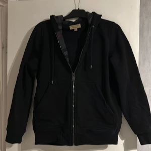 Burberry Hoodie - Svart - Medium - Tjenare! Jag säljer min Burberry Hoodie i färgen svart. Den är stilren och passar till nästan allt. Har inte använt den mycket alls och vill därför sälja den till ett bra pris! Skick: 8-9/10