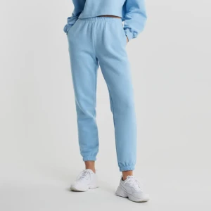 Ljusblå mjukisbyxor  - Ett par ljusblå mjukisbyxor från Gina tricot. Använda ett fåtal gånger men säljs då dom är snäppet för korta på mig som är 173. Orginalpris 299kr